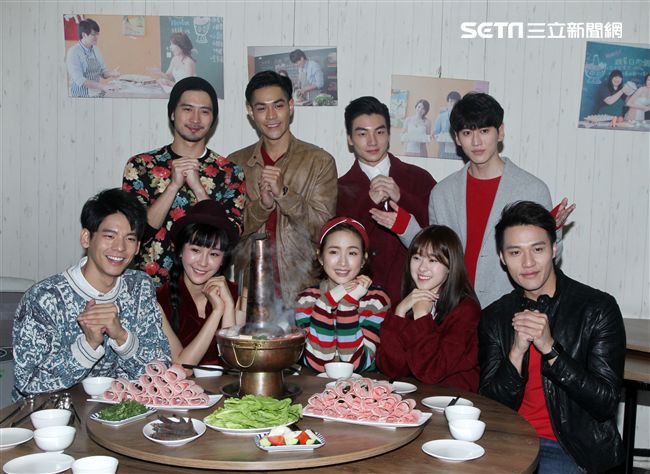 林依晨今率林柏宏、張睿家、簡宏霖、孫沁岳、李迪恩、黃心娣、邱思琹、張洛偍等師弟、妹們玩創意包水餃賀年。（記者邱榮吉/攝影）