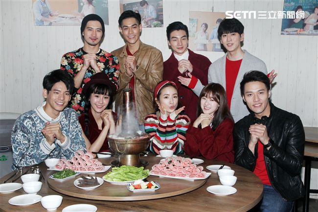 林依晨今率林柏宏、張睿家、簡宏霖、孫沁岳、李迪恩、黃心娣、邱思琹、張洛偍等師弟、妹們玩創意包水餃賀年。（記者邱榮吉/攝影）