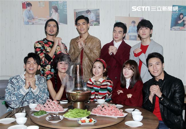 林依晨今率林柏宏、張睿家、簡宏霖、孫沁岳、李迪恩、黃心娣、邱思琹、張洛偍等師弟、妹們玩創意包水餃賀年。（記者邱榮吉/攝影）