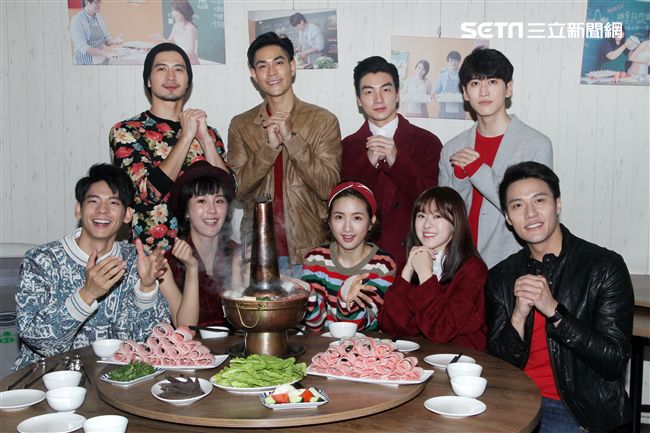 林依晨今率林柏宏、張睿家、簡宏霖、孫沁岳、李迪恩、黃心娣、邱思琹、張洛偍等師弟、妹們玩創意包水餃賀年。（記者邱榮吉/攝影）