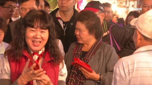 陳菊發紅包民眾爭拿 柯文哲巡市場有挺有嗆