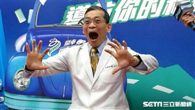 國泰醫院物理治療師簡文仁示範「開車醒腦操」。（圖／楊晴雯攝）