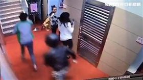 李男為繳機車貸款，竟尾隨超商店長進台灣銀行中崙分行，並持辣椒水行搶遭到積極抵抗，李男也被保全警棍撂倒在地（翻攝畫面）