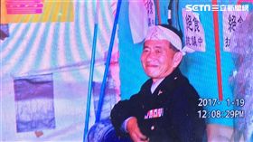 保一總隊的莊姓退休警員，身穿制服現身在反年金改革抗議現場，遭到中正一分局偵查隊長鄭志誠柔性勸導後脫下制服（翻攝畫面）