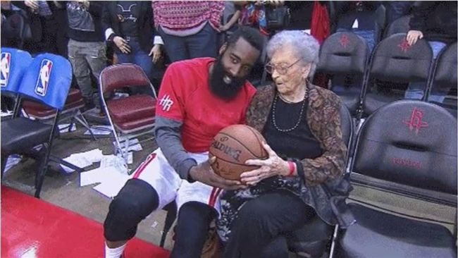 NBA／暖！哈登送百歲球迷生日禮物