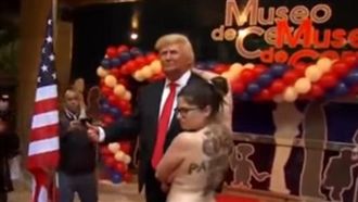 裸女大鬧蠟像館　捏「川普的蛋蛋」