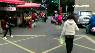 豪宅區違法擺攤　人車爭道騎士慘摔