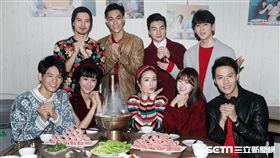 林依晨今率林柏宏、張睿家、簡宏霖、孫沁岳、李迪恩、黃心娣、邱思琹、張洛偍等師弟、妹們玩創意包水餃賀年。（記者邱榮吉/攝影）