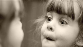 照鏡子 來源:flickr cc