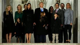川普一家人在林肯紀念堂_路透