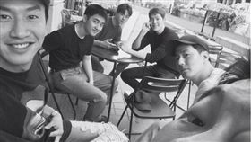 圖翻攝自韓網　趙寅成、金宇彬、李光洙、EXO D.O、林周煥　