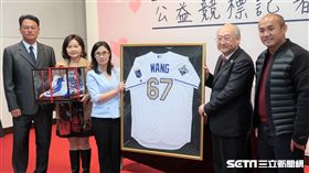 ▲曹竣崵、張泰山為罕見疾病基金會義賣站台，會中拍賣王建民球衣以100萬得標（圖／記者王怡翔攝）