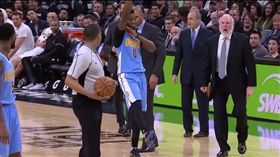 Emmanuel Mudiay大動作驅逐出場手勢（圖／翻攝自YouTube）