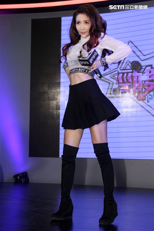 愷樂性感熱舞High翻台北電玩展。（記者邱榮吉/攝影）