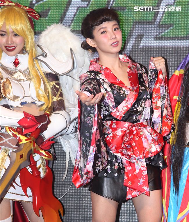 郭書瑤台北電玩展一襲超短改良式和服嫩腿尬Cosplay大放異彩。（記者邱榮吉/攝影）