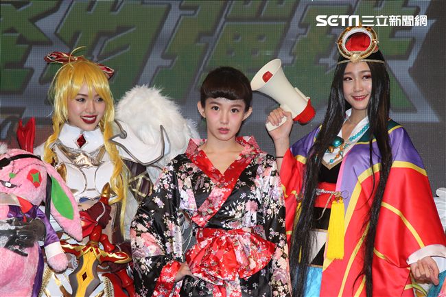 郭書瑤台北電玩展一襲超短改良式和服嫩腿尬Cosplay大放異彩。（記者邱榮吉/攝影）