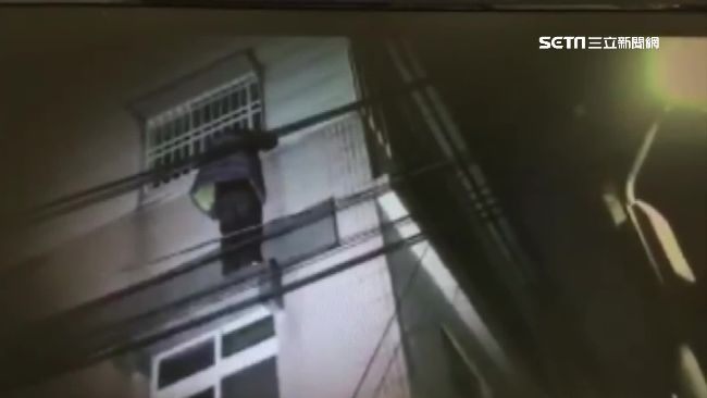破賭場逮回警局　漏網之魚卡露台超糗