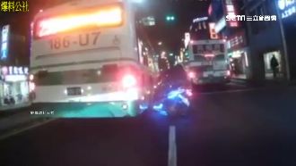車陣中亂鑽擦撞公車　騎士險遭輾斃