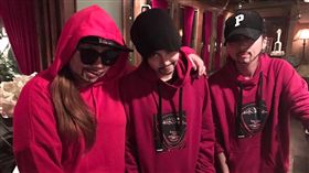 昆凌跩笑表情超殺　穿紅帽T模仿周杰倫。資料來源：周杰倫臉書