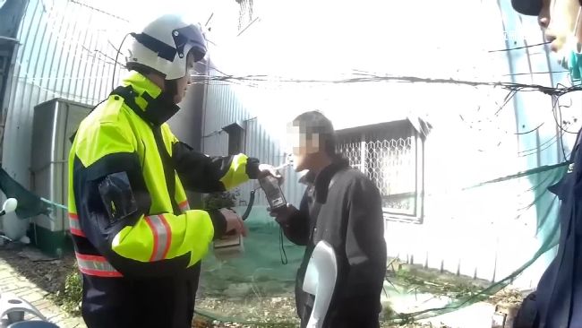 男酒駕棄車逃　辯喝提神飲料治腳痛