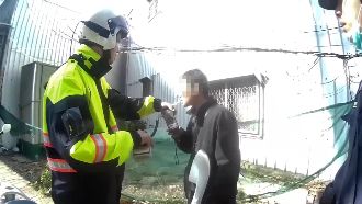 男酒駕棄車逃　辯喝提神飲料治腳痛