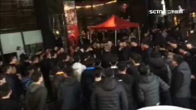 「警」張！信義區湧200名黑衣人