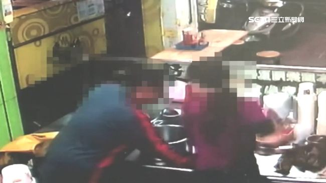 持刀男搶肉圓攤　遇「虎霸母」落跑