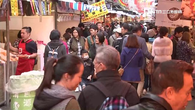 年貨大街週末爆人潮　土洋乾貨拚買氣