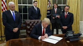 川普,Trump,簽名（圖／美聯社／達志影像）16:9