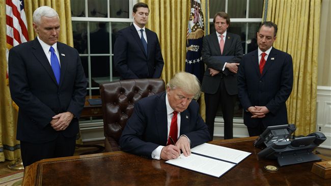 川普簽名激似心電圖　狂到看不出字母