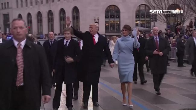 抗議沒在怕　川普三度下車步行親民