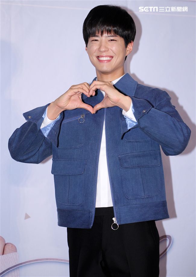 韓星朴寶劍三度來台會粉絲，記者會上全程笑容滿面品嚐台灣美食鹽酥雞、水煎包、太陽餅配珍珠奶茶，每一樣都說好吃讓他欲罷不能。（記者邱榮吉輯/攝影）