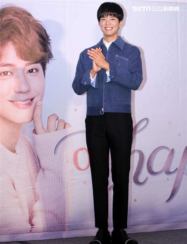 韓星朴寶劍三度來台會粉絲，記者會上全程笑容滿面品嚐台灣美食鹽酥雞、水煎包、太陽餅配珍珠奶茶，每一樣都說好吃讓他欲罷不能。（記者邱榮吉輯/攝影）