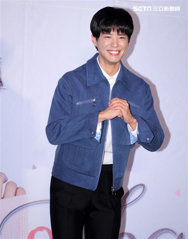 韓星朴寶劍三度來台會粉絲，記者會上全程笑容滿面品嚐台灣美食鹽酥雞、水煎包、太陽餅配珍珠奶茶，每一樣都說好吃讓他欲罷不能。（記者邱榮吉輯/攝影）