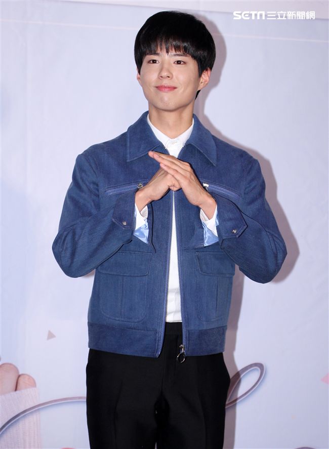 韓星朴寶劍三度來台會粉絲，記者會上全程笑容滿面品嚐台灣美食鹽酥雞、水煎包、太陽餅配珍珠奶茶，每一樣都說好吃讓他欲罷不能。（記者邱榮吉輯/攝影）