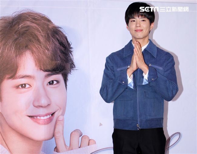 韓星朴寶劍三度來台會粉絲，記者會上全程笑容滿面品嚐台灣美食鹽酥雞、水煎包、太陽餅配珍珠奶茶，每一樣都說好吃讓他欲罷不能。（記者邱榮吉輯/攝影）