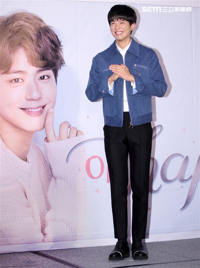 韓星朴寶劍三度來台會粉絲，記者會上全程笑容滿面品嚐台灣美食鹽酥雞、水煎包、太陽餅配珍珠奶茶，每一樣都說好吃讓他欲罷不能。（記者邱榮吉輯/攝影）