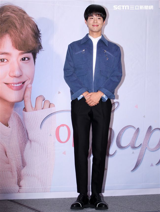 韓星朴寶劍三度來台會粉絲，記者會上全程笑容滿面品嚐台灣美食鹽酥雞、水煎包、太陽餅配珍珠奶茶，每一樣都說好吃讓他欲罷不能。（記者邱榮吉輯/攝影）