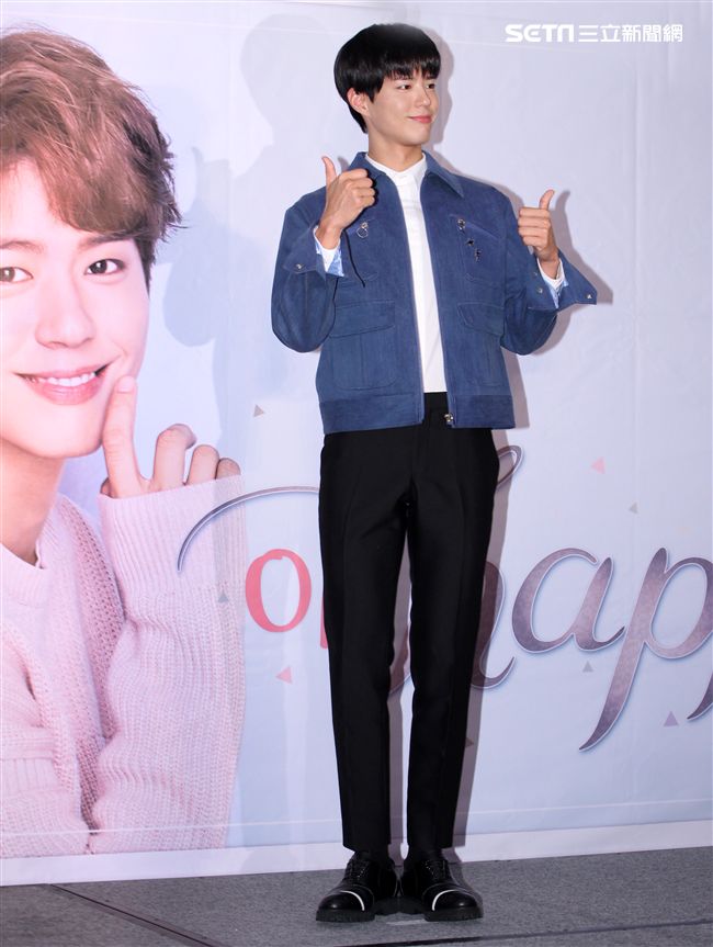 韓星朴寶劍三度來台會粉絲，記者會上全程笑容滿面品嚐台灣美食鹽酥雞、水煎包、太陽餅配珍珠奶茶，每一樣都說好吃讓他欲罷不能。（記者邱榮吉輯/攝影）