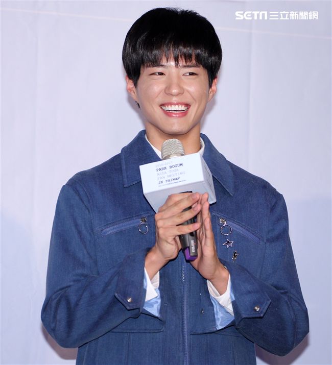 韓星朴寶劍三度來台會粉絲，記者會上全程笑容滿面品嚐台灣美食鹽酥雞、水煎包、太陽餅配珍珠奶茶，每一樣都說好吃讓他欲罷不能。（記者邱榮吉輯/攝影）