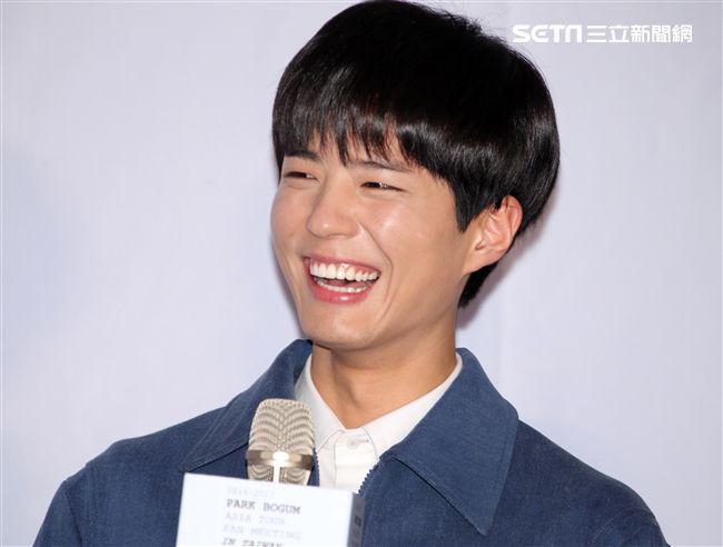 韓星朴寶劍三度來台會粉絲，記者會上全程笑容滿面品嚐台灣美食鹽酥雞、水煎包、太陽餅配珍珠奶茶，每一樣都說好吃讓他欲罷不能。（記者邱榮吉輯/攝影）