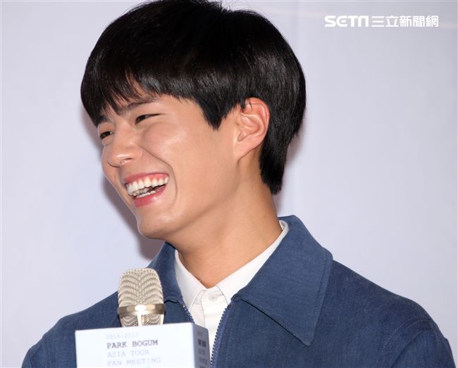 韓星朴寶劍三度來台會粉絲，記者會上全程笑容滿面品嚐台灣美食鹽酥雞、水煎包、太陽餅配珍珠奶茶，每一樣都說好吃讓他欲罷不能。（記者邱榮吉輯/攝影）