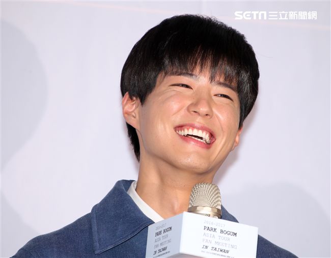 韓星朴寶劍三度來台會粉絲，記者會上全程笑容滿面品嚐台灣美食鹽酥雞、水煎包、太陽餅配珍珠奶茶，每一樣都說好吃讓他欲罷不能。（記者邱榮吉輯/攝影）