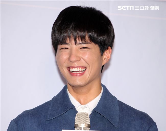 韓星朴寶劍三度來台會粉絲，記者會上全程笑容滿面品嚐台灣美食鹽酥雞、水煎包、太陽餅配珍珠奶茶，每一樣都說好吃讓他欲罷不能。（記者邱榮吉輯/攝影）