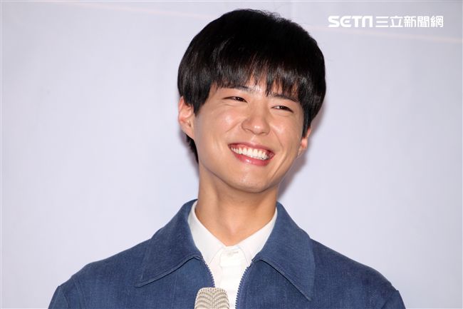 韓星朴寶劍三度來台會粉絲，記者會上全程笑容滿面品嚐台灣美食鹽酥雞、水煎包、太陽餅配珍珠奶茶，每一樣都說好吃讓他欲罷不能。（記者邱榮吉輯/攝影）