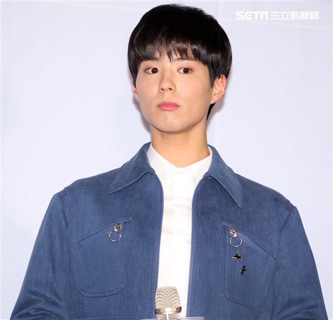 韓星朴寶劍三度來台會粉絲，記者會上全程笑容滿面品嚐台灣美食鹽酥雞、水煎包、太陽餅配珍珠奶茶，每一樣都說好吃讓他欲罷不能。（記者邱榮吉輯/攝影）