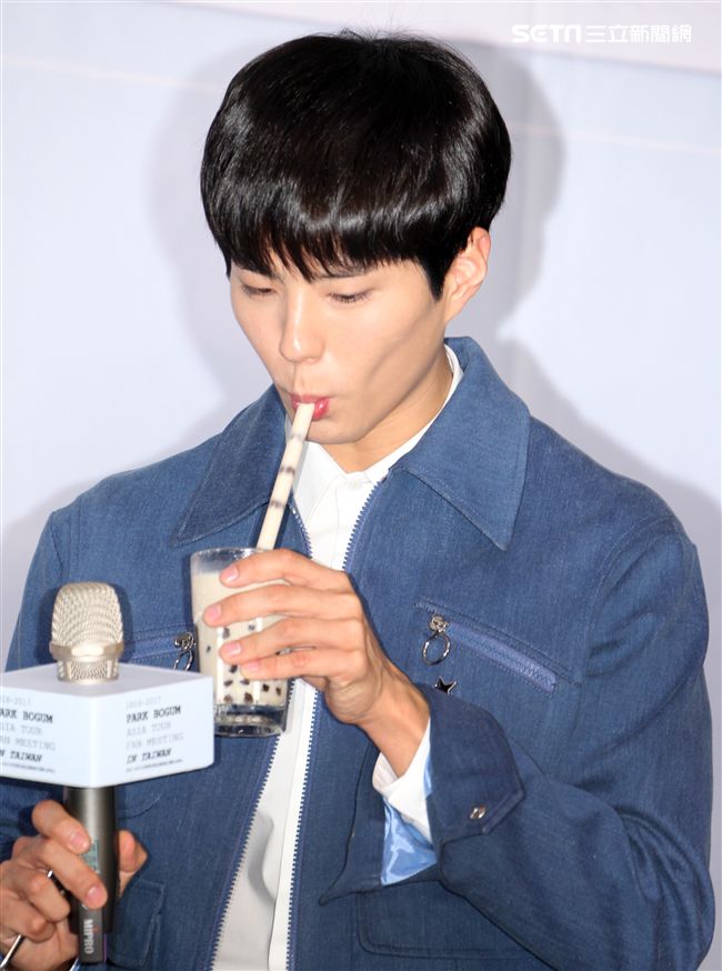 韓星朴寶劍三度來台會粉絲，記者會上全程笑容滿面品嚐台灣美食鹽酥雞、水煎包、太陽餅配珍珠奶茶，每一樣都說好吃讓他欲罷不能。（記者邱榮吉輯/攝影）