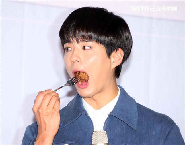 韓星朴寶劍三度來台會粉絲，記者會上全程笑容滿面品嚐台灣美食鹽酥雞、水煎包、太陽餅配珍珠奶茶，每一樣都說好吃讓他欲罷不能。（記者邱榮吉輯/攝影）