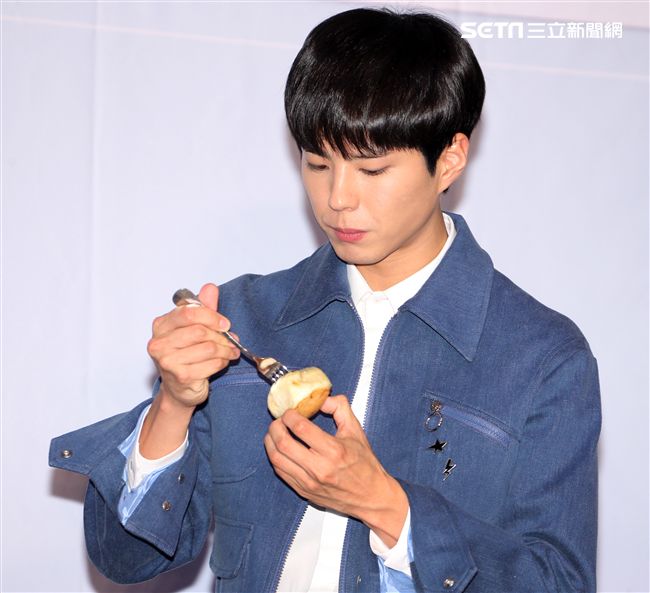 韓星朴寶劍三度來台會粉絲，記者會上全程笑容滿面品嚐台灣美食鹽酥雞、水煎包、太陽餅配珍珠奶茶，每一樣都說好吃讓他欲罷不能。（記者邱榮吉輯/攝影）