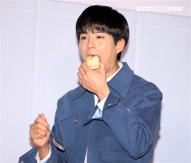 韓星朴寶劍三度來台會粉絲，記者會上全程笑容滿面品嚐台灣美食鹽酥雞、水煎包、太陽餅配珍珠奶茶，每一樣都說好吃讓他欲罷不能。（記者邱榮吉輯/攝影）